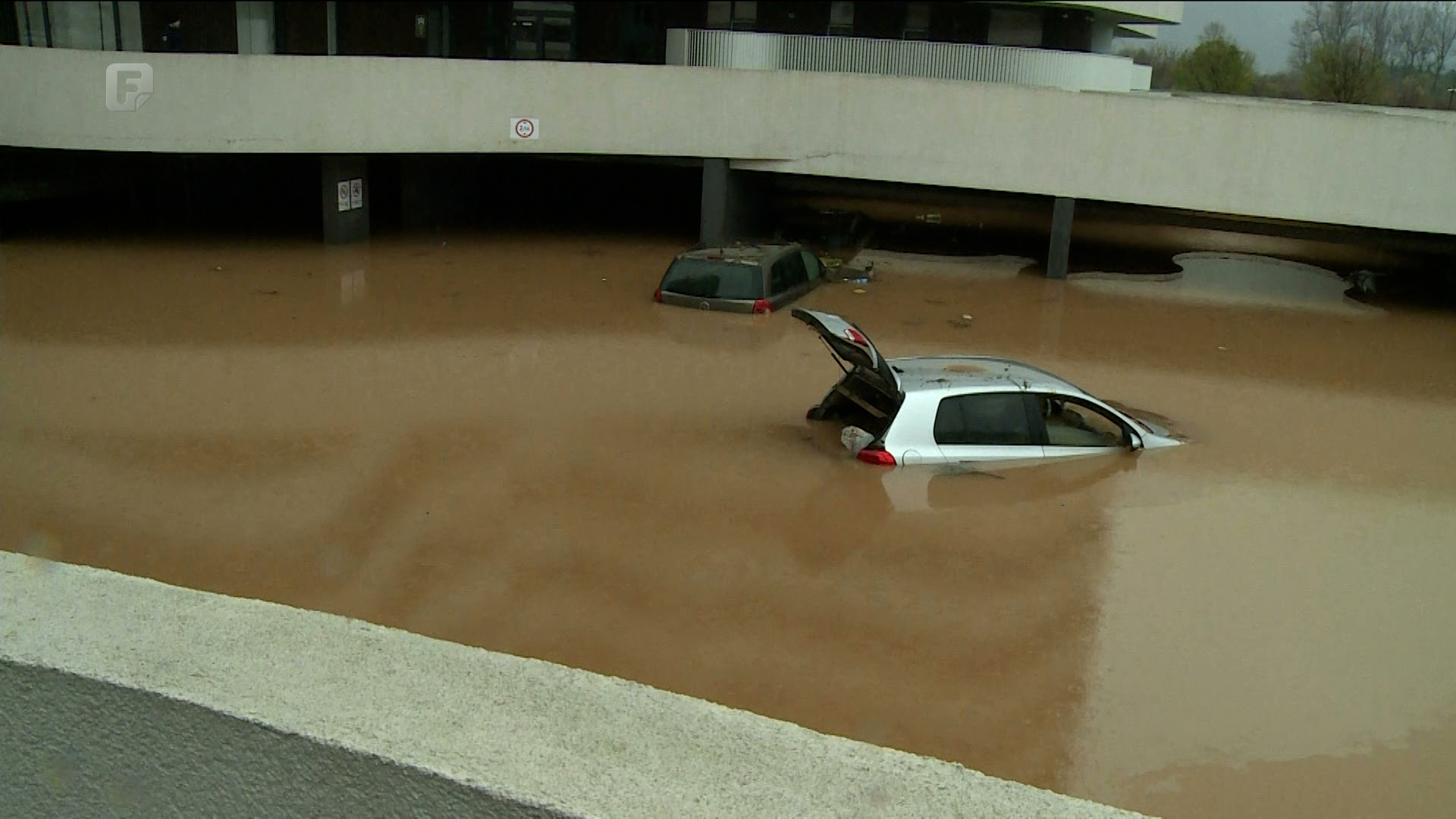 Željeznica je u koritu, nivo vode se smanjuje